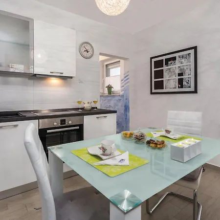 Apartman In With Kitchen *